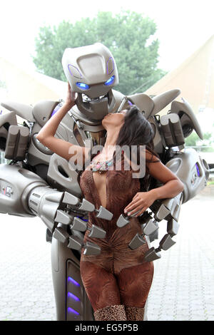 Micaela Schäfer und Titan die Roboter fördern neue MTV Webserie MTV Music WG am Tanzbrunnen. Mitwirkende: Titan der Roboter Micaela Schäfer wo: Köln bei: 15. August 2014 Stockfoto