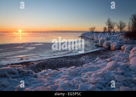 Die Sonne geht über dem dampfenden Wasser des Lake Ontario wie ein-25 C polare Luftmasse Toronto Area & östlichen Nordamerika verschlingt Stockfoto