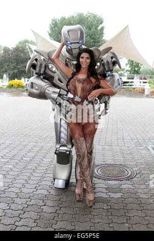 Micaela Schäfer und Titan die Roboter fördern neue MTV Webserie MTV Music WG am Tanzbrunnen. Mitwirkende: Titan der Roboter Micaela Schäfer wo: Köln bei: 15. August 2014 Stockfoto