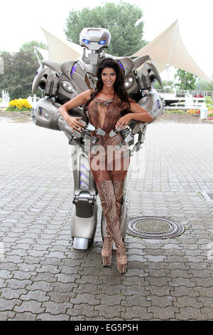 Micaela Schäfer und Titan die Roboter fördern neue MTV Webserie MTV Music WG am Tanzbrunnen. Mitwirkende: Titan der Roboter Micaela Schäfer wo: Köln bei: 15. August 2014 Stockfoto