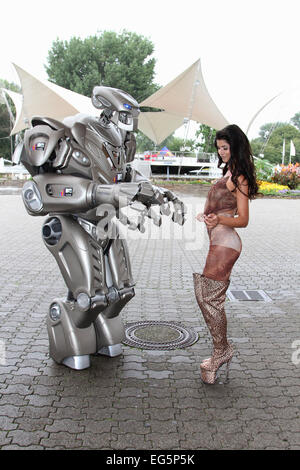 Micaela Schäfer und Titan die Roboter fördern neue MTV Webserie MTV Music WG am Tanzbrunnen. Mitwirkende: Titan der Roboter Micaela Schäfer wo: Köln bei: 15. August 2014 Stockfoto