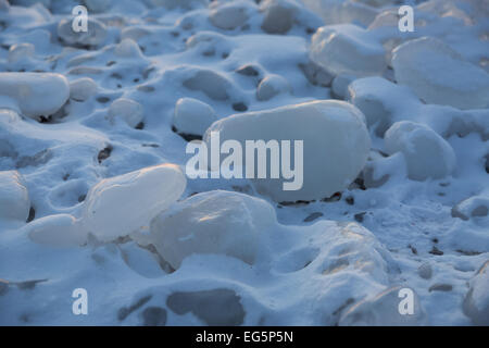 Runde Eis angespült Kugeln oder Felsbrocken entlang der Küste des Lake Ontario nach starkem Wind & eisige Temperaturen Stockfoto