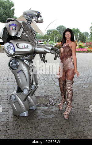 Micaela Schäfer und Titan die Roboter fördern neue MTV Webserie MTV Music WG am Tanzbrunnen. Mitwirkende: Titan der Roboter Micaela Schäfer wo: Köln bei: 15. August 2014 Stockfoto