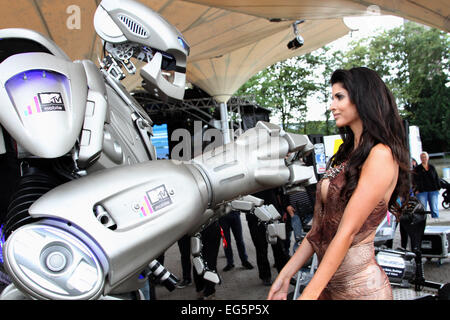 Micaela Schäfer und Titan die Roboter fördern neue MTV Webserie MTV Music WG am Tanzbrunnen. Mitwirkende: Titan der Roboter Micaela Schäfer wo: Köln bei: 15. August 2014 Stockfoto