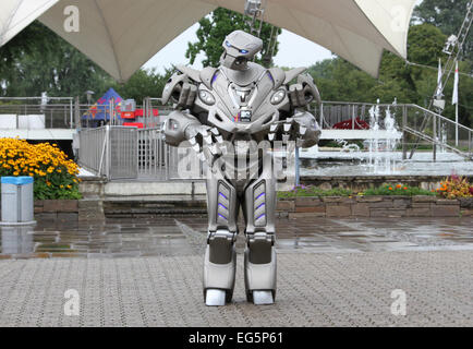 Titan der Roboter fördern neue MTV Web-Serie MTV Musik-WG in Tranzbrunnen. Mitwirkende: Titan der Roboter wo: Köln bei: 15. August 2014 Stockfoto