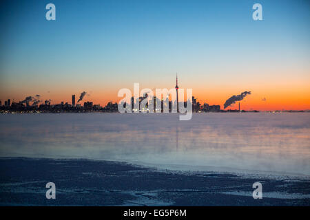 Die vor der Morgendämmerung frigide Toronto Skyline mit dampfenden Wasser von Lake Ontario als eine polare Luftmasse-25C verschlingt östlichen Nordamerika Stockfoto