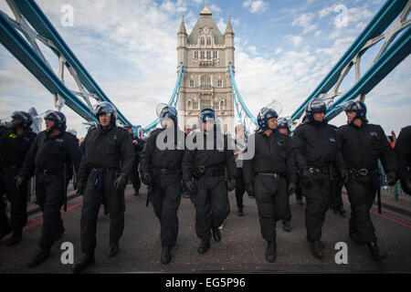 Bereitschaftspolizei vorbei Trog Tower Bridge bei English Defence League Protest in London Stockfoto