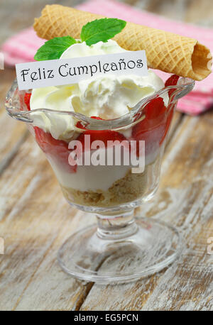 Feliz Cumpleanos (d.h. alles Gute zum Geburtstag in spanischer Sprache) Karte mit Erdbeeren dessert Stockfoto