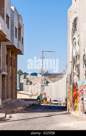 Bethlehem, im Westjordanland, Palästinensische Autonomiegebiete - 19. November 2010: Menschen ausruhen im Schatten in der Nähe der israelischen gebaut Trennung Stockfoto