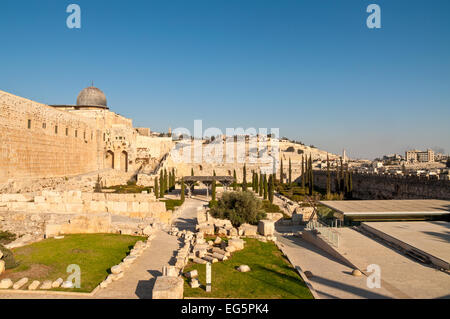 Dies ist ein Blick auf den Ölberg aus dem Tempelberg. Ein Teil der Mauer um die Altstadt von Jerusalem ist sichtbar. Stockfoto