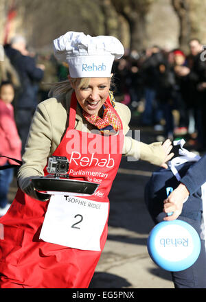 London, UK. 17. Februar 2015. Die schnellste flossen davon alle - Medien Kugeln Sieg über Parlament in Reha parlamentarische Pancake Race Showdown Sophy Ridge, abgebildet auf der 2015 Reha parlamentarischen Pancake Race von Harris Fowler, die persönliche Verletzungen Anwälte gesponsert. Das Rennen, das in Victoria Tower Gardens, Westminster, stattfand sah Lords, Abgeordnete und Mitglieder des parlamentarischen Pressecorps 'Teig' es in ein Gerangel um die Ziellinie zu Race herrliche Tin Cup schöpfen – entsprechend der Größe des einen Eierbecher. Bildnachweis: Oliver Dixon/Alamy Live-Nachrichten Stockfoto