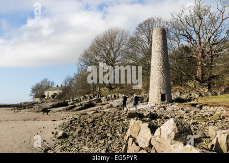 Wanderer und das alte Kupfer Verhüttung Mühle Schornstein bei Jenny Browns Point, Morecambe Bay, Silverdale, Lancashire UK Stockfoto