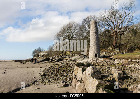 Wanderer und das alte Kupfer Verhüttung Mühle Schornstein bei Jenny Browns Point, Morecambe Bay, Silverdale, Lancashire UK Stockfoto