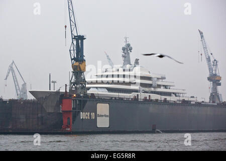 Hamburg, Deutschland. 17. Februar 2015. Russischer Milliardär Roman Abramovich Megayacht "Eclipse" am Schwimmsteg 10 bei Blohm Voss Werft in Hamburg, Deutschland, 17. Februar 2015 verankert. Foto: CHRISTIAN CHARISIUS/Dpa/Alamy Live News Stockfoto