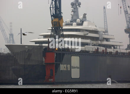 Hamburg, Deutschland. 17. Februar 2015. Russischer Milliardär Roman Abramovich Megayacht "Eclipse" am Schwimmsteg 10 bei Blohm Voss Werft in Hamburg, Deutschland, 17. Februar 2015 verankert. Foto: CHRISTIAN CHARISIUS/Dpa/Alamy Live News Stockfoto