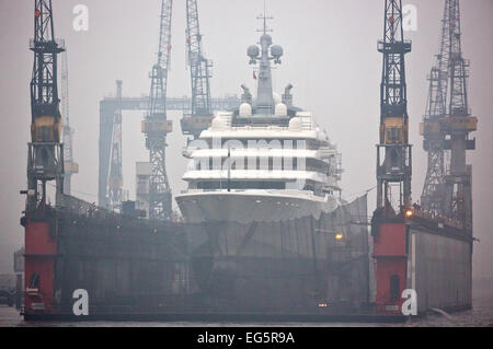 Hamburg, Deutschland. 17. Februar 2015. Russischer Milliardär Roman Abramovich Megayacht "Eclipse" am Schwimmsteg 10 bei Blohm Voss Werft in Hamburg, Deutschland, 17. Februar 2015 verankert. Foto: CHRISTIAN CHARISIUS/Dpa/Alamy Live News Stockfoto