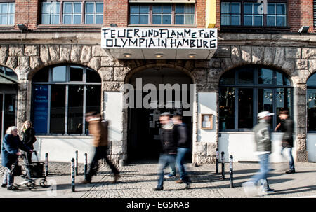 Berlin, Deutschland. 17. Februar 2015. Ein Schild mit "Begeisterung für die Olympischen Spiele in Hamburg" hängt an einem Haus in Berlin, Deutschland, 17. Februar 2015 geschrieben. Foto: OLIVER MEHLIS/Zb - Nr. WIRE SERVICE-/ Dpa/Alamy Live News Stockfoto