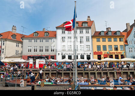 Viele Menschen besuchen den Nyhave (d. h. neuen Hafen) 17. Jahrhundert am Wasser Kanal. Stockfoto