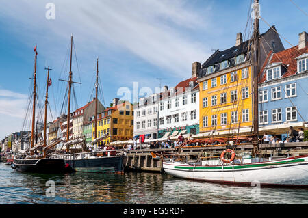 Nyhaven Waterside. Bunte Häuser durch das Harborside dieses historischen Viertels in Kopenhagen. Stockfoto