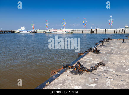 Nahaufnahme von einem Poller im Hafen von Peterhof in sonnigen Sommertag Stockfoto