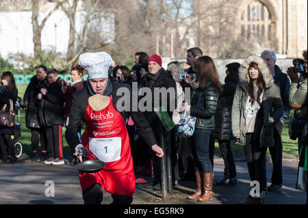 London, UK. 17. Februar 2015. Robbie Gibb, BBC politischer Redakteur warf seine Pfannkuchen während der Reha parlamentarischen Pancake Race.  Der jährliche Wettbewerb wird gesponsert von Harris Fowler, der persönliche Verletzungen Anwälte und Lords, Abgeordnete und Mitglieder des parlamentarischen Pressecorps kämpft sie für die Rennen herrliche Tin Cup.  Bildnachweis: Gordon Scammell/Alamy Live-Nachrichten Stockfoto