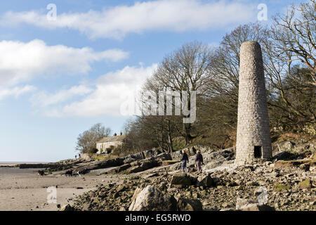 Wanderer und das alte Kupfer Verhüttung Mühle Schornstein bei Jenny Browns Point, Morecambe Bay, Silverdale, Lancashire UK Stockfoto