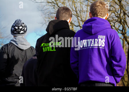 Ashbourne, Derbyshire, UK. 17. Februar 2015. Das jährliche Fastnacht-Fußballspiel in Ashbourne Derbyshire UK Zuschauer. Das Spiel beinhaltet Hunderte von Spielern und findet in der ganzen Stadt über zwei Tage. Stockfoto