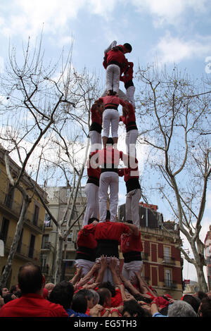 Die Castellers bauen menschlichen Turm (Castell) auf Platz in Poble Sec, Barcelona, Katalonien, Spanien Stockfoto