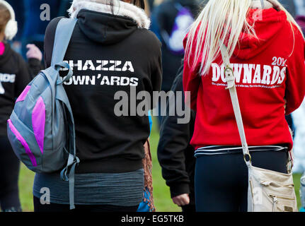 Ashbourne, Derbyshire, UK 17. Februar 2015 - Zuschauer beim jährlichen Fasching Fußballspiel in Ashbourne Derbyshire UK. Das Spiel beinhaltet Hunderte von Spielern und findet in der ganzen Stadt über zwei Tage. © Stockfoto