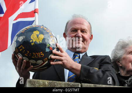 Ashbourne, Derbyshire, UK. 17. Februar 2015. Ashbourne tapferen Mick Pfeffer bereit, "den Ball"die Umarmung"wiederum zu", eine große Gruppe von Spielern auf der diesjährigen Fastnacht Fußball match Credit: Malcolm Brice/Alamy Live News Stockfoto