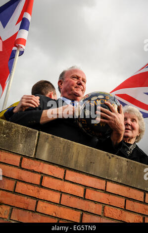 Ashbourne, Derbyshire, UK. 17. Februar 2015. Ashbourne tapferen Mick Pfeffer bereit, "den Ball"die Umarmung"wiederum zu", eine große Gruppe von Spielern auf der diesjährigen Fastnacht Fußball match Credit: Malcolm Brice/Alamy Live News Stockfoto