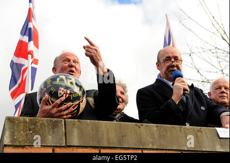 Ashbourne, Derbyshire, UK. 17. Februar 2015. Ashbourne tapferen Mick Pfeffer bereit, "den Ball"die Umarmung"wiederum zu", eine große Gruppe von Spielern auf der diesjährigen Fastnacht Fußball match Credit: Malcolm Brice/Alamy Live News Stockfoto