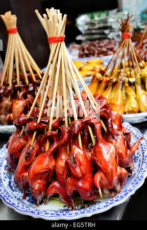 Entlein Spieße auf dem Markt in Shanghai, China Stockfoto