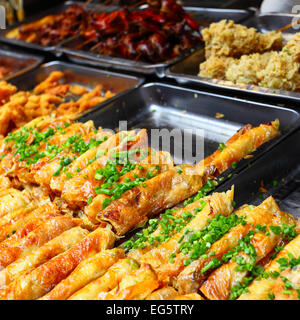 Frühlingsrollen. Straße Fast-Food in Shanghai, China Stockfoto