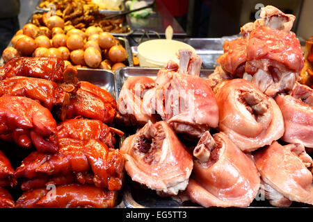 Shanks und Hufe. Straße Fast-Food in Shanghai, China Stockfoto