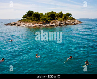 Steigen, dalmatinischen Küste: Touristen schwimmen gemächlich im Adriatischen Meer in der Nähe einer kleinen Insel des Archipels Murter Stockfoto