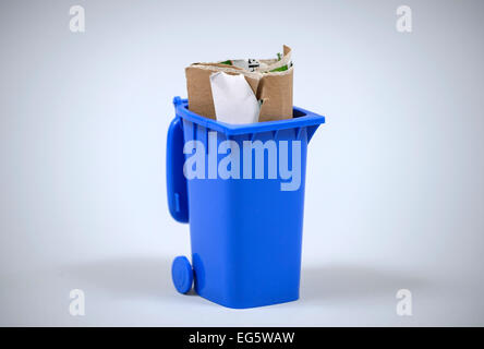 Dresden, Deutschland. 12. Februar 2015. Abbildung: Ein blaue Mülleimer voller Altpapier in Dresden, Deutschland, 12. Februar 2015. Foto: Thomas Eisenhuth - NO-Draht-SERVICE-/ Dpa/Alamy Live News Stockfoto