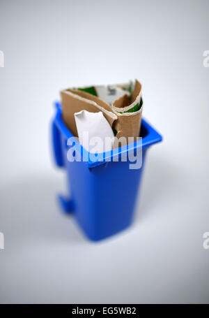 Dresden, Deutschland. 12. Februar 2015. Abbildung: Ein blaue Mülleimer voller Altpapier in Dresden, Deutschland, 12. Februar 2015. Foto: Thomas Eisenhuth - NO-Draht-SERVICE-/ Dpa/Alamy Live News Stockfoto