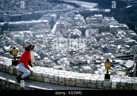 Touristischen Blick über die Stadt von Athen, von Mount Lycabettus Stockfoto