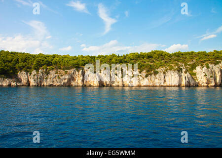 Kroatien, die offene Meer Küste von Ciovo Insel präsentieren einen sehr hohen Bekanntheitsgrad der Felsen gemacht. Stockfoto