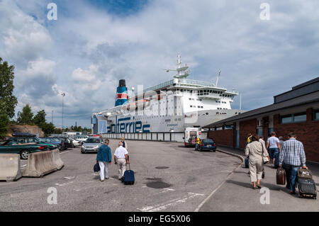 Nynashamn, Schweden - 28. Juli 2010: Passagiere sind eine Fähre geht von Nynashamn nach Gdansk, Poland einsteigen. Stockfoto