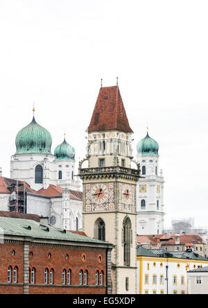 Historischen Türmen von Passau - das alte Rathaus und die St.-Stephans Kathedrale Stockfoto