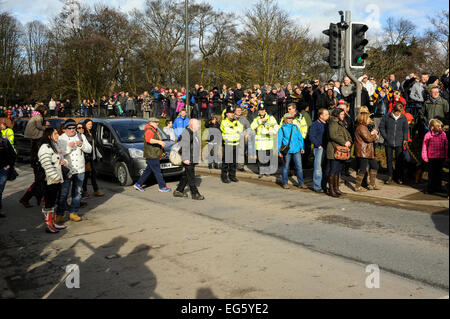 Ashbourne, Derbyshire, UK. 17. Februar 2015. Verkehr und die ganze Stadt kommen zum Stillstand für Royal Fasching Fußballspiel zwischen der Down'ards und Up'ards in Ashbourne, Derbyshire. Die Spieltermine ins 12. Jahrhundert, Herrschaft von Henry II Credit: Malcolm Brice/Alamy Live News Stockfoto