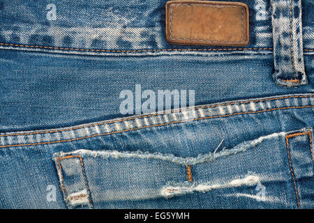 Leere Leder-Jeans-Label aufgenäht eine blaue Jeans. Stockfoto