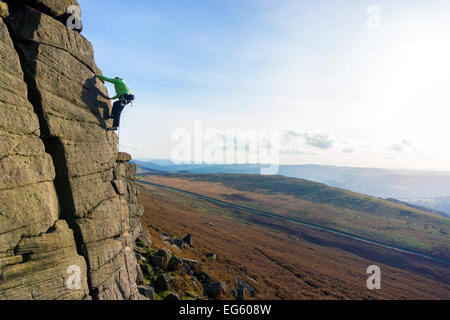 Kletterer auf Stanage Edge, Derbyshire mit Panoramablick Stockfoto