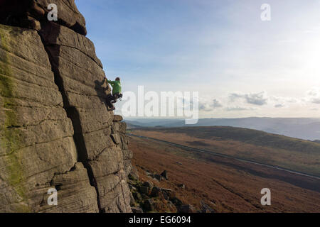 Kletterer auf Stanage Edge, Derbyshire mit Panoramablick Stockfoto