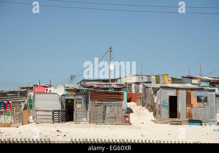 Township-Häuser am Straßenrand N2 Autobahn in der Nähe von Kapstadt in Südafrika Stockfoto