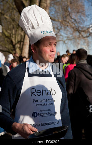 David Burrowes MP kehrt einen Pfannkuchen vor der Abgeordneten, parlamentarischen Pancake Race-2015. Stockfoto