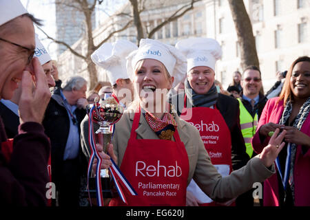 Sophie Ridge stellt mit der Pokalsieger am MPs, parlamentarische Pancake Race-2015. Stockfoto