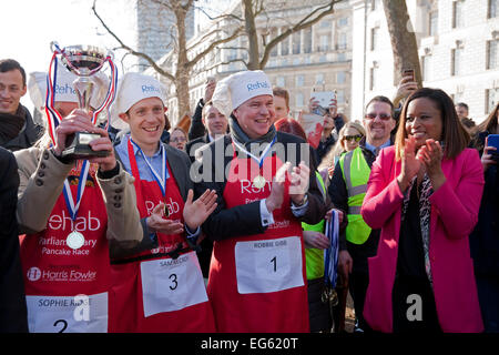 Sophie Ridge stellt mit der Pokalsieger am MPs, parlamentarische Pancake Race-2015. Stockfoto